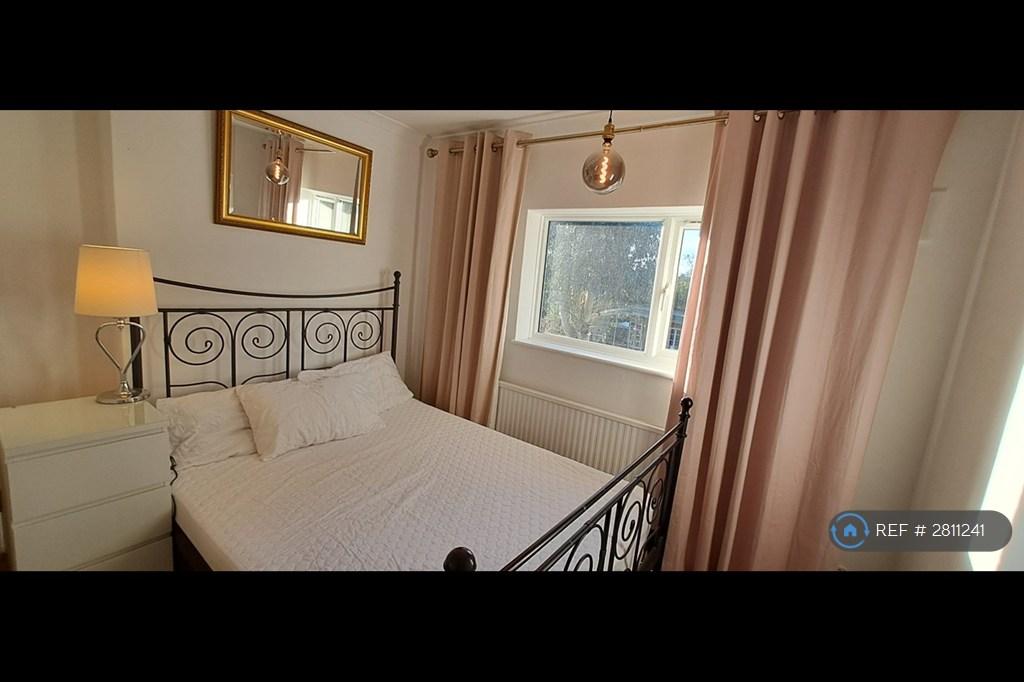 Bedroom 3: Double With Own Bathroom On Floor 1