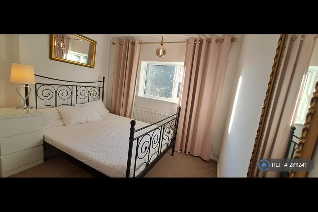 Bedroom 3: Double With Own Bathroom On Floor 1