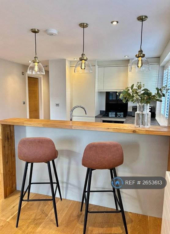 Stylish Open Plan Kitchen With Breakfast Seating