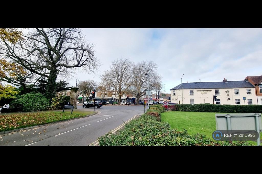 Right By St Johns Shops &amp; Station