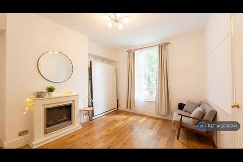 Studio to rent, Bolingbroke Road, London, W14