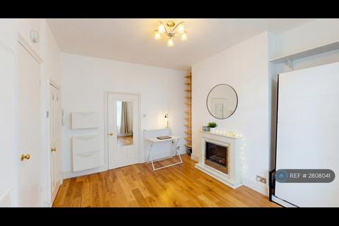 Studio to rent, Bolingbroke Road, London, W14