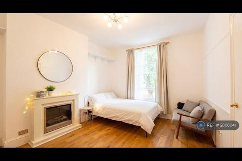 Studio to rent, Bolingbroke Road, London, W14