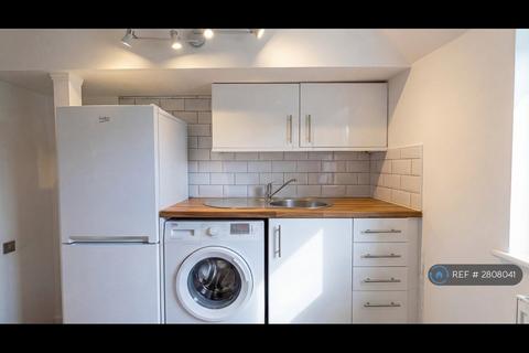 Studio to rent, Bolingbroke Road, London, W14