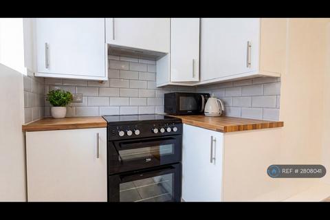 Studio to rent, Bolingbroke Road, London, W14