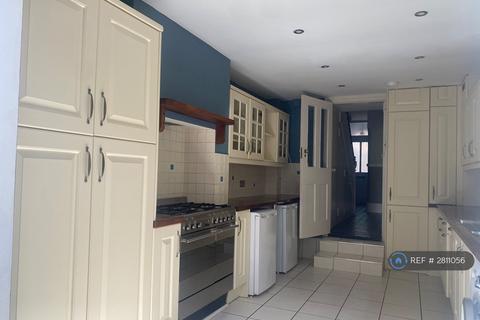 1 bedroom in a house share to rent, Broadway Avenue, St Margarets, TW1