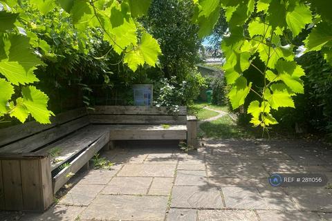 1 bedroom in a house share to rent, Broadway Avenue, St Margarets, TW1