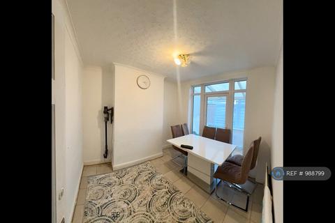 3 bedroom terraced house to rent, Albany Park Avenue, Enfield, EN3