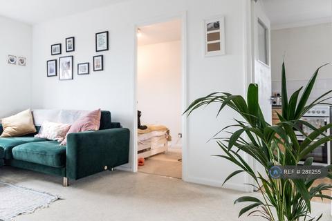 1 bedroom flat to rent, Highfield Court, Haywards Heath, RH16