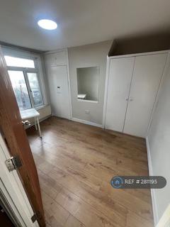 2 bedroom flat to rent, Plumstead High St, London, SE18