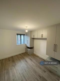 2 bedroom flat to rent, Howards Road, Woking, GU22