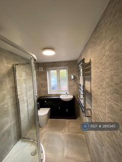 2 bedroom flat to rent, Howards Road, Woking, GU22