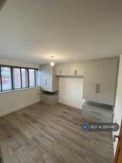 2 bedroom flat to rent, Howards Road, Woking, GU22