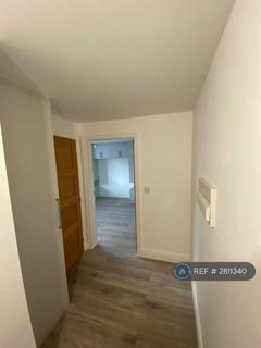 2 bedroom flat to rent, Howards Road, Woking, GU22