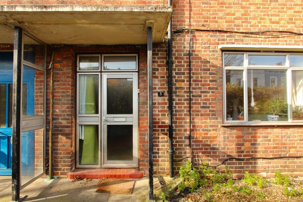 Macauley House, N16