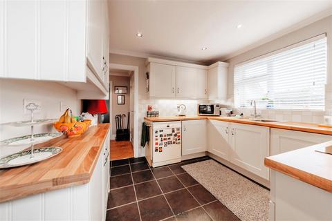 3 bedroom detached house for sale, Iden Crescent, Staplehurst, Tonbridge