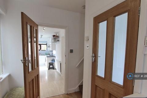 3 bedroom semi-detached house to rent, Windsor Road Prestwich, Manchester, M25