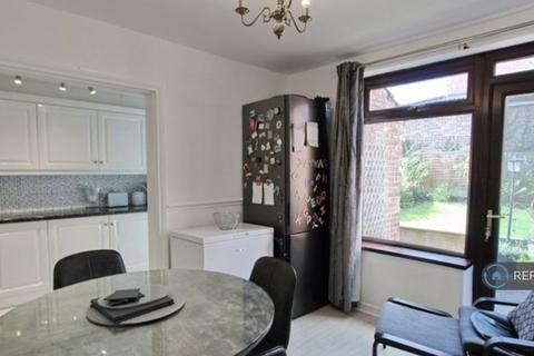 3 bedroom semi-detached house to rent, Windsor Road Prestwich, Manchester, M25