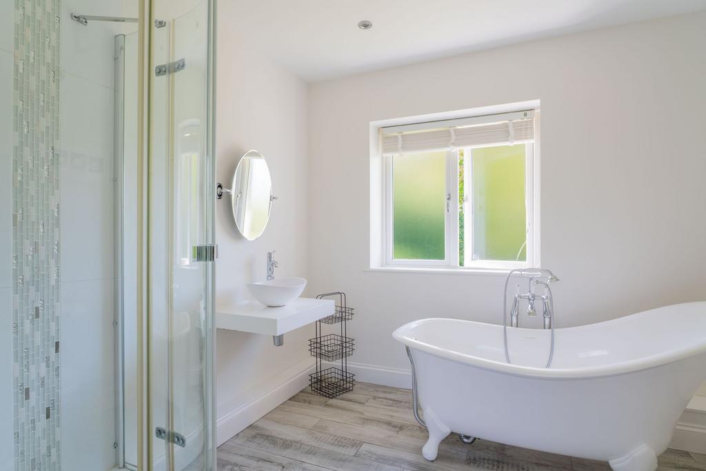 En-suite to Principle Bedroom