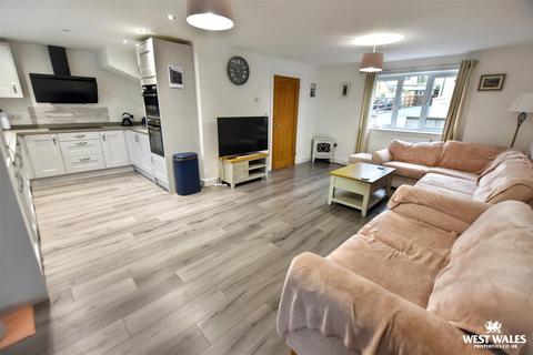 3 bedroom detached house for sale, Llandissilio