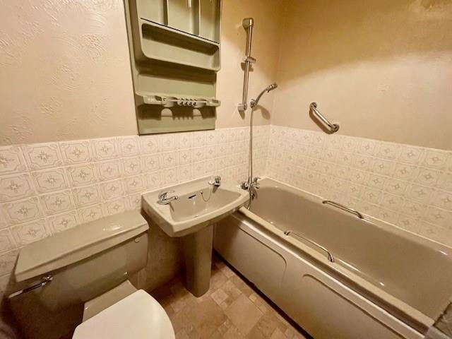 Bathroom.jpg