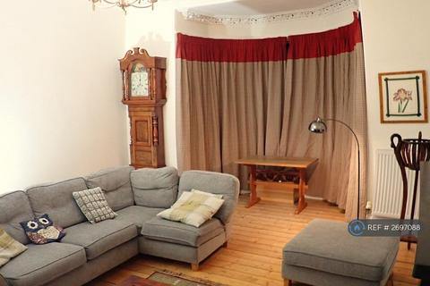 2 bedroom flat to rent, Gladstone Terr, Edinburgh, EH9