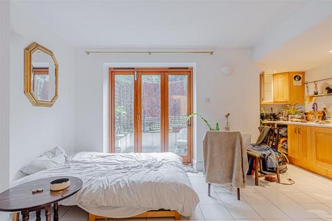 2 bedroom property for sale, Newington Green Road, London N1