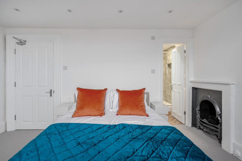 Bedroom 1i