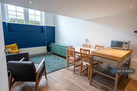 2 bedroom maisonette to rent, Schoolhouse Yard, London, SE18