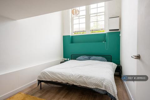 2 bedroom maisonette to rent, Schoolhouse Yard, London, SE18