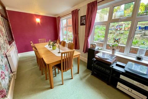 4 bedroom detached house for sale, Cutenhoe Road, Luton, Bedfordshire, LU1 3NG