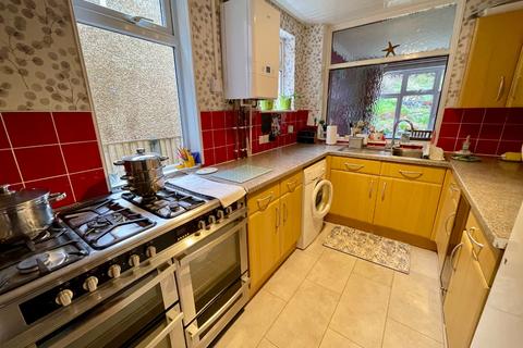4 bedroom detached house for sale, Cutenhoe Road, Luton, Bedfordshire, LU1 3NG