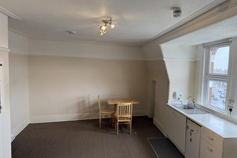 Flat to rent, London, NW11