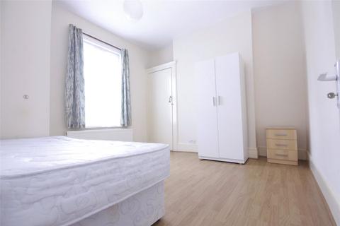 3 bedroom apartment to rent, Kensington Gardens, Ilford, IG1
