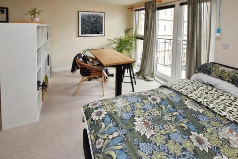 Studio for sale, New North Road