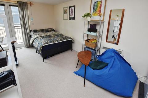Studio for sale, New North Road