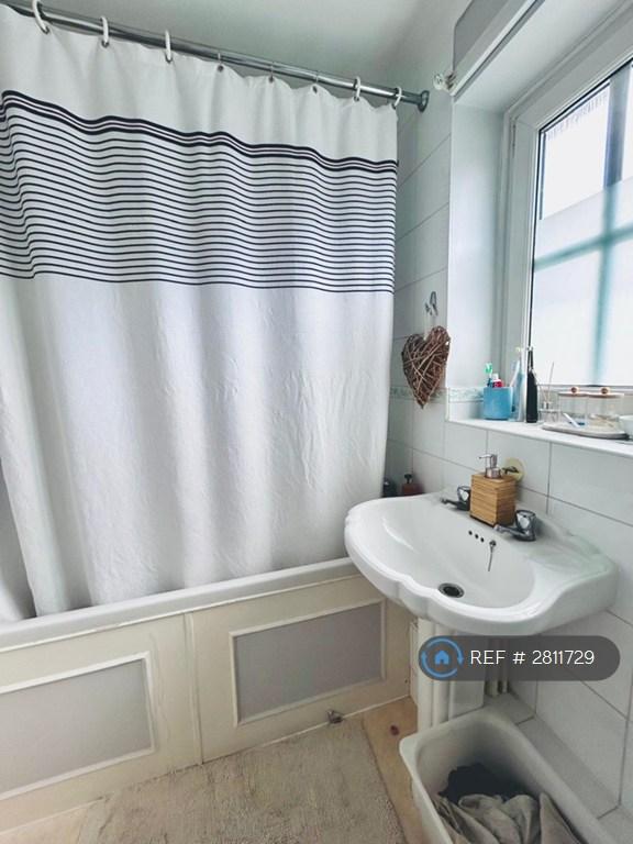 1st Floor Common Bathroomm Bathtub View