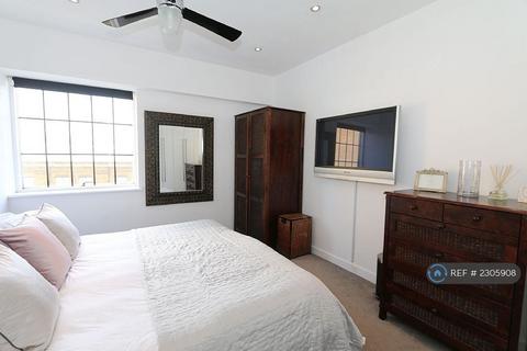 2 bedroom flat to rent, York Road, London, SW11