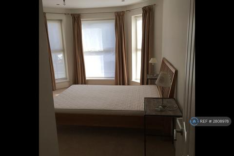 2 bedroom flat to rent, Trinity Road, London, SW17