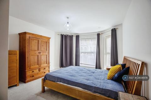 2 bedroom flat to rent, Trinity Road, London, SW17
