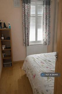 4 bedroom terraced house to rent, Lowbrook Road, London, IG1