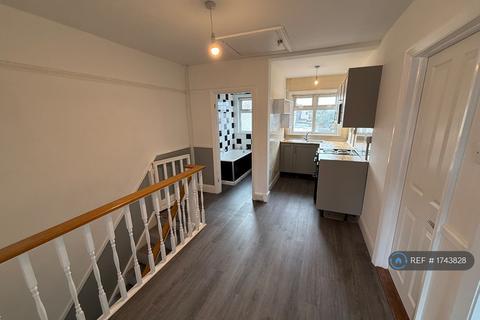 2 bedroom flat to rent, Coppins Road, Clacton-On-Sea, CO15