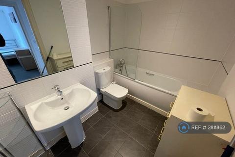 1 bedroom in a flat share to rent, Dyche St, Manchester, M4