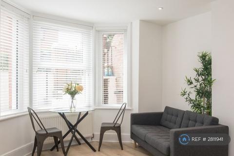 2 bedroom flat to rent, Farnham Road, Guildford, GU2