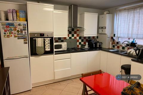 3 bedroom flat to rent, Wallis Close, London, SW11