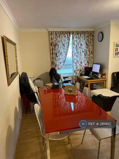 3 bedroom flat to rent, Wallis Close, London, SW11