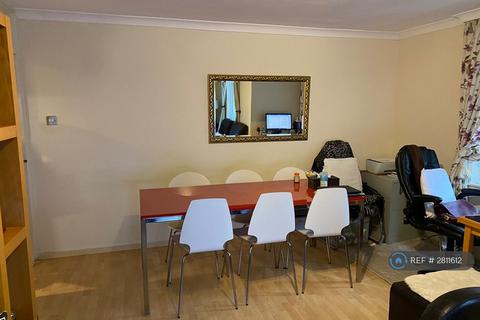 3 bedroom flat to rent, Wallis Close, London, SW11