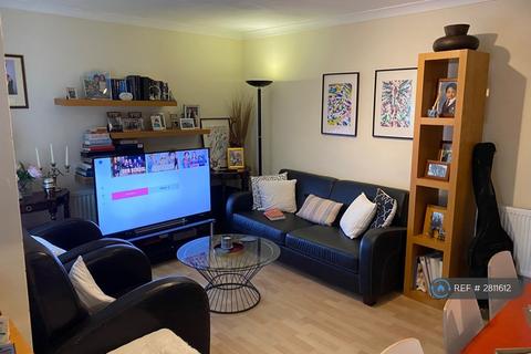 3 bedroom flat to rent, Wallis Close, London, SW11