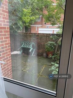 3 bedroom flat to rent, Wallis Close, London, SW11