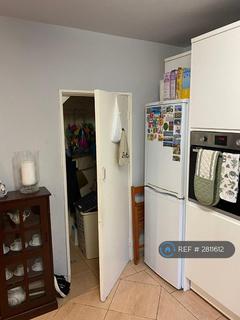 3 bedroom flat to rent, Wallis Close, London, SW11